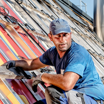 Takläggare är specialiserade hantverkare som ägnar sin yrkeskarriär åt att installera, underhålla och reparera tak