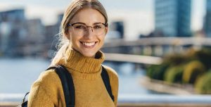 Ericsson-aktien kan vara en attraktiv investering p.g.a. företagets starka position inom telekommunikation och 5G-teknik.