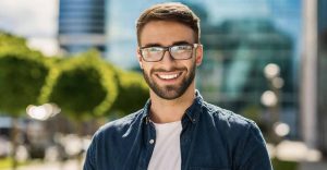 Erikshjälpen i Bollnäs är en välgörenhetsbutik som säljer begagnade varor och stöder barns rättigheter globalt.