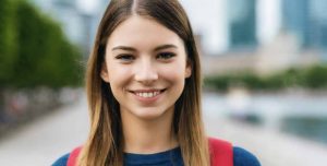 Erikshjälpen i Höör erbjuder secondhand-fynd och bidrar till välgörenhet genom försäljning av donerade varor.