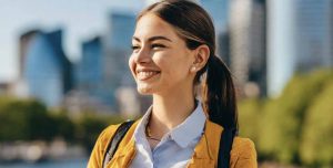 Jon Skolmen var en norsk skådespelare och komiker, älskad för sin humor och minnesvärda roller i filmer som "Sällskapsresan".