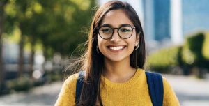 Kanye West, nu känt som Ye, är en inflytelserik rappare och modeskapare känd för sitt banbrytande arbete.