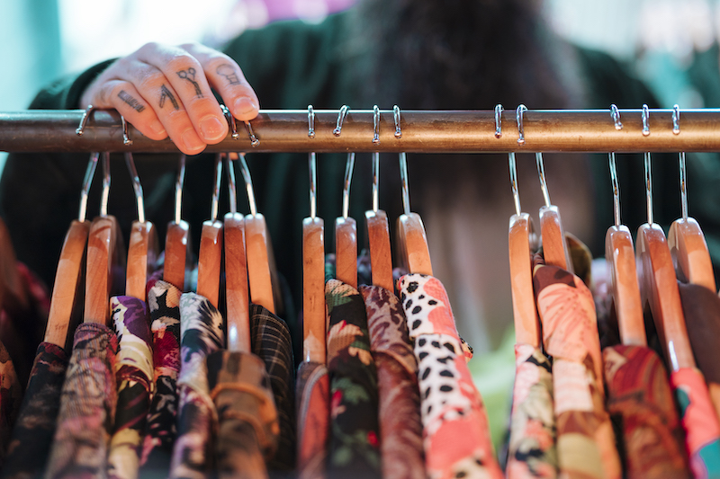 Man som letar skjortor på secondhand